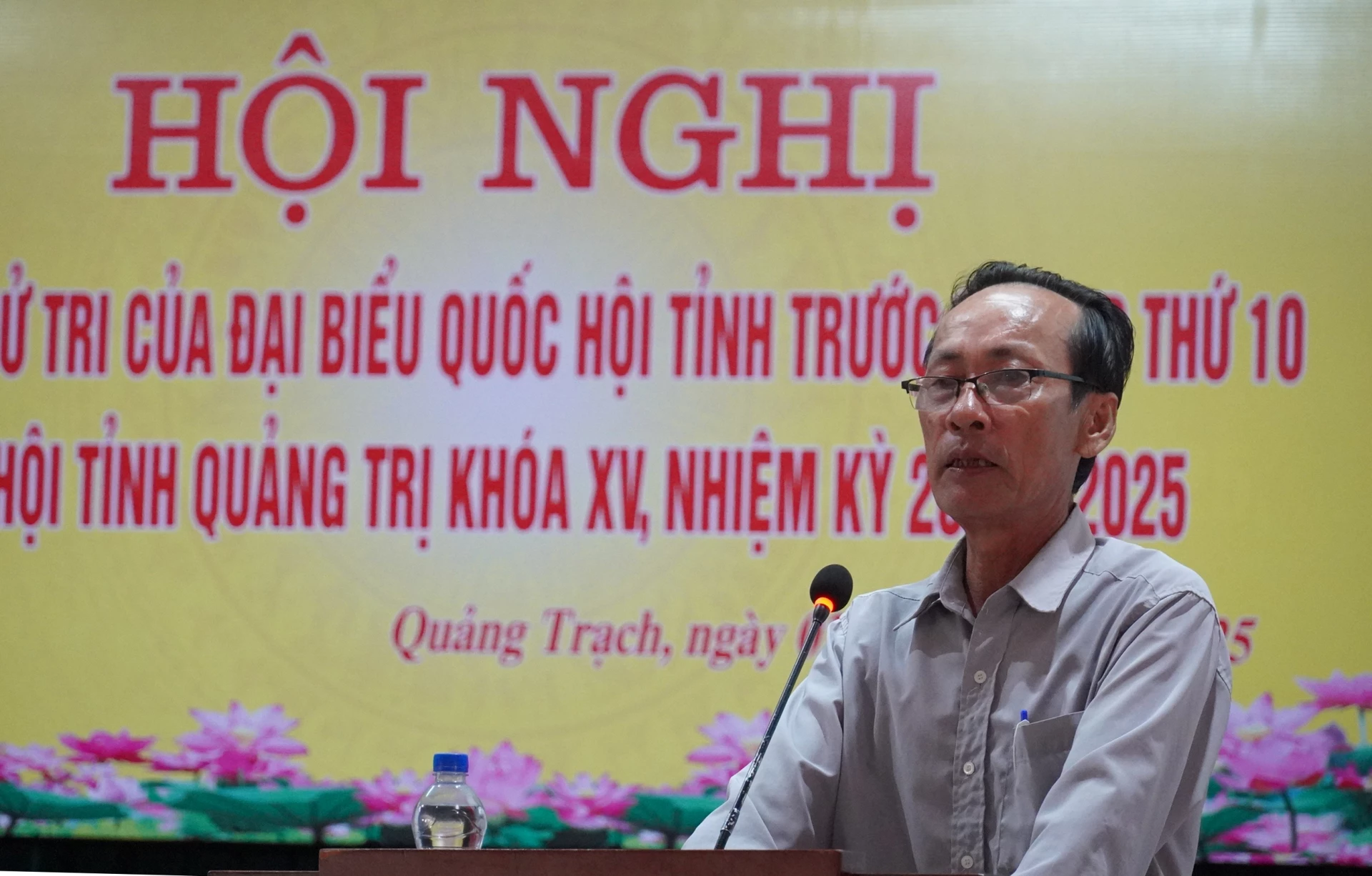 Ảnh:Cử tri quan tâm nhiều đến công tác giải quyết thủ tục đất đai.

