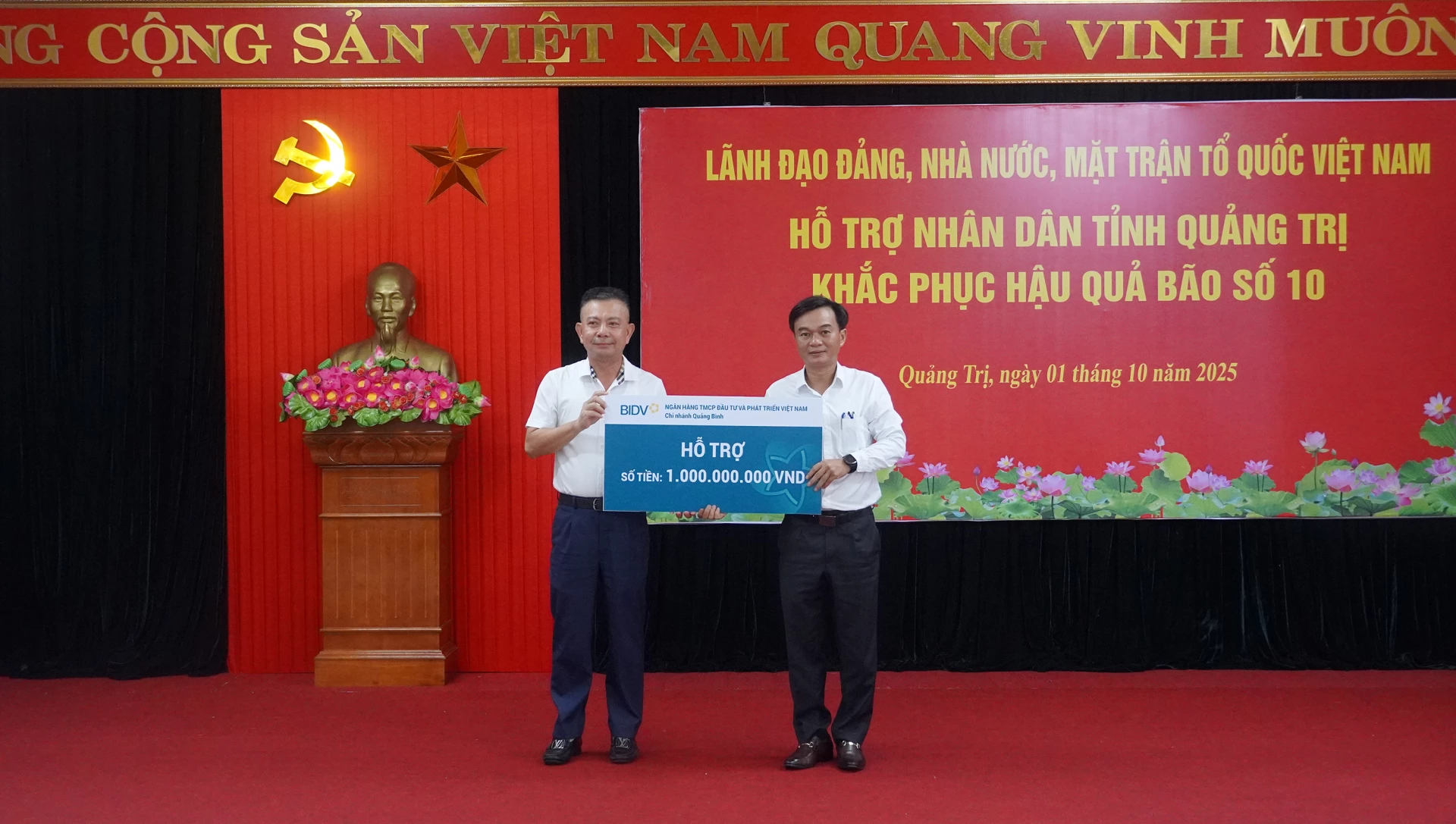 Đồng chí Nguyễn Chiến Thắng, Phó Bí thư Tỉnh ủy, Chủ tịch Ủy ban MTTQ Việt Nam tỉnh, Phó Chủ tịch Thường trực HĐND tỉnh tiếp nhận quà của Ngân hàng BIDV - Ảnh: N.M