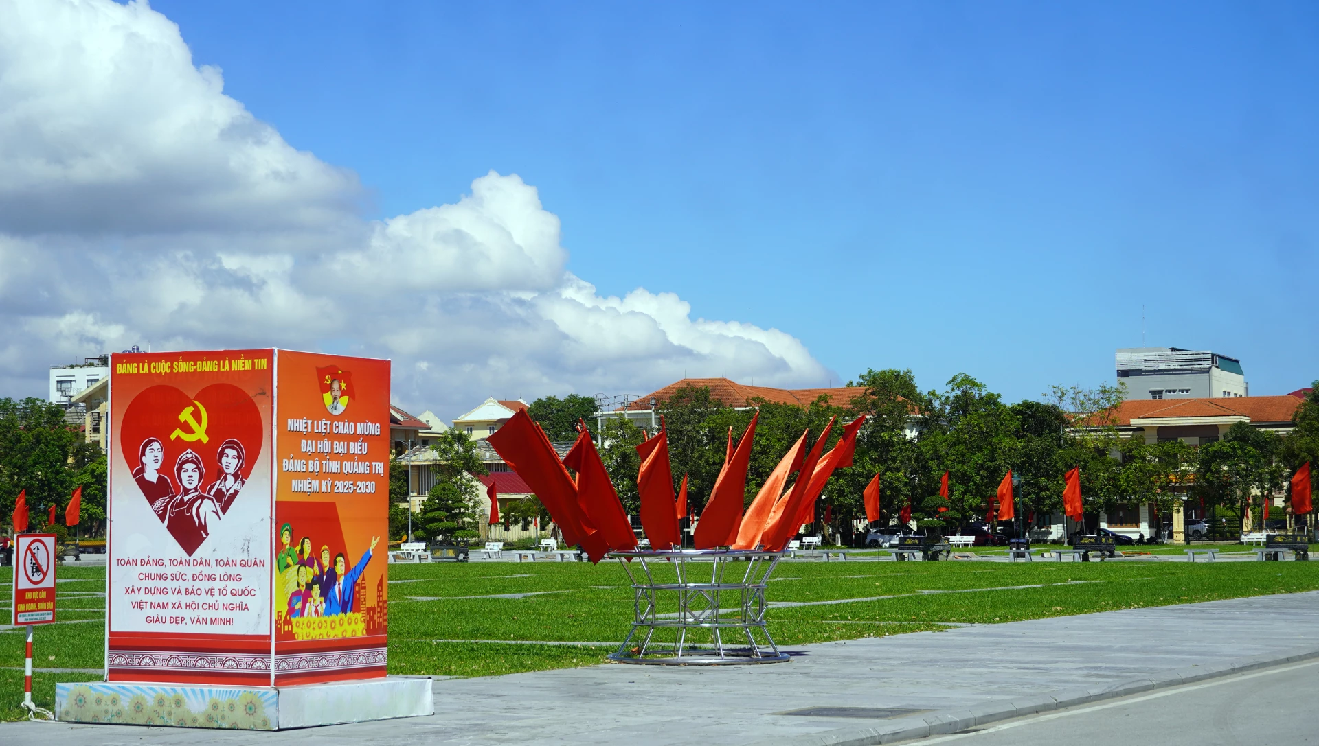 Không gian rực rỡ tại phường Đồng Hới, nơi diễn ra đại hội-Ảnh: N.M