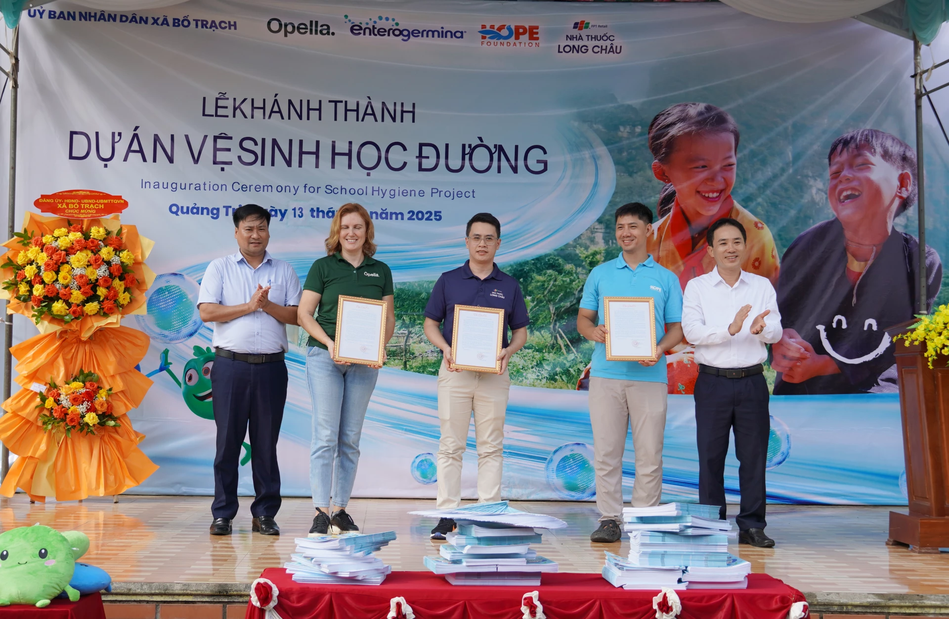 Chính quyền địa phương trao thư cảm ơn Quỹ Hy vọng và các đơn vị tài trợ. Ảnh: X.P