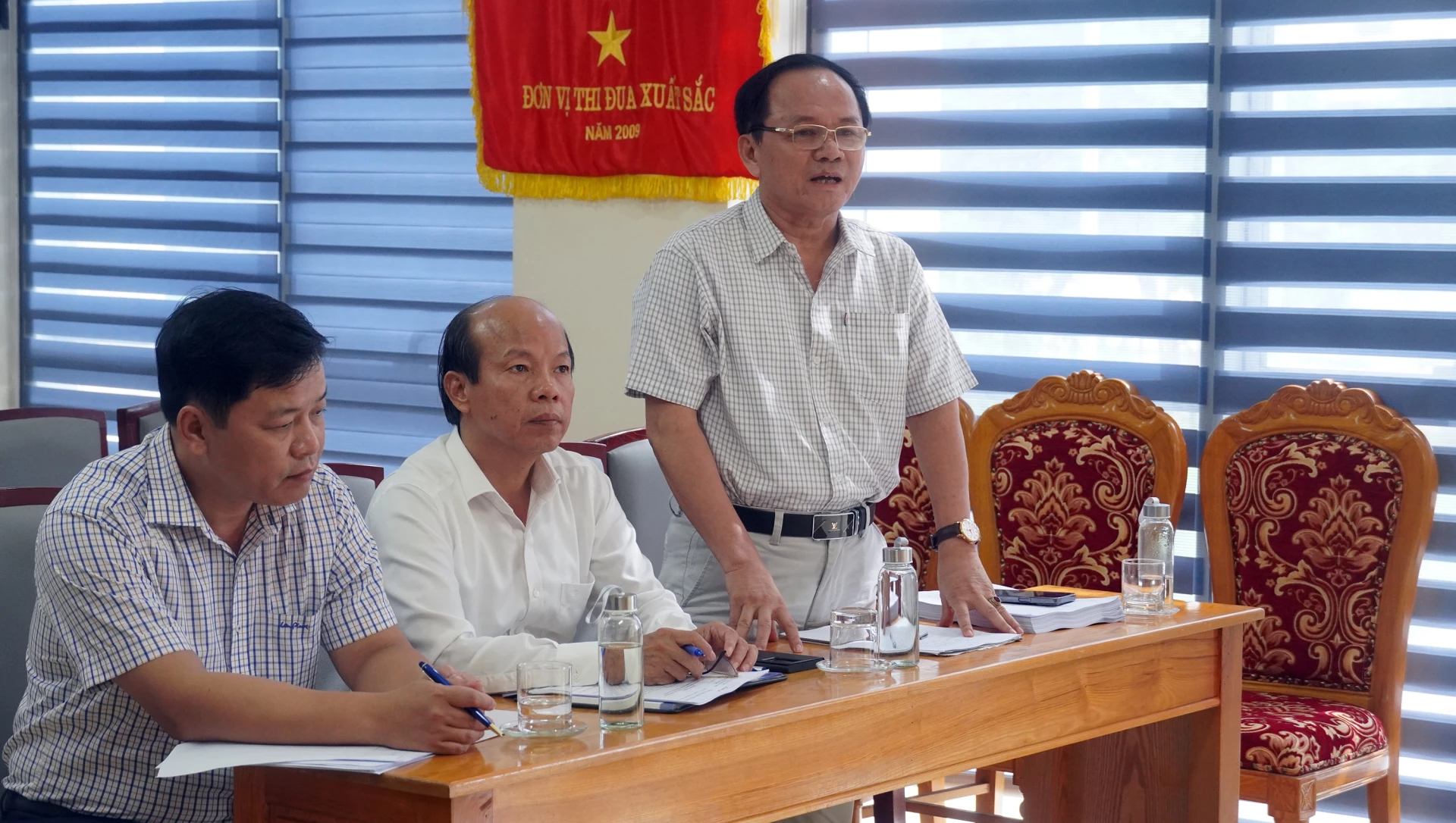 Đồng chí Lê Vĩnh Nhiên, Phó Tổng biên tập Báo và Phát thanh, Truyền hình Quảng Trị, thành viên Ban giám khảo thảo luận tại hội nghị - Ảnh: N.M