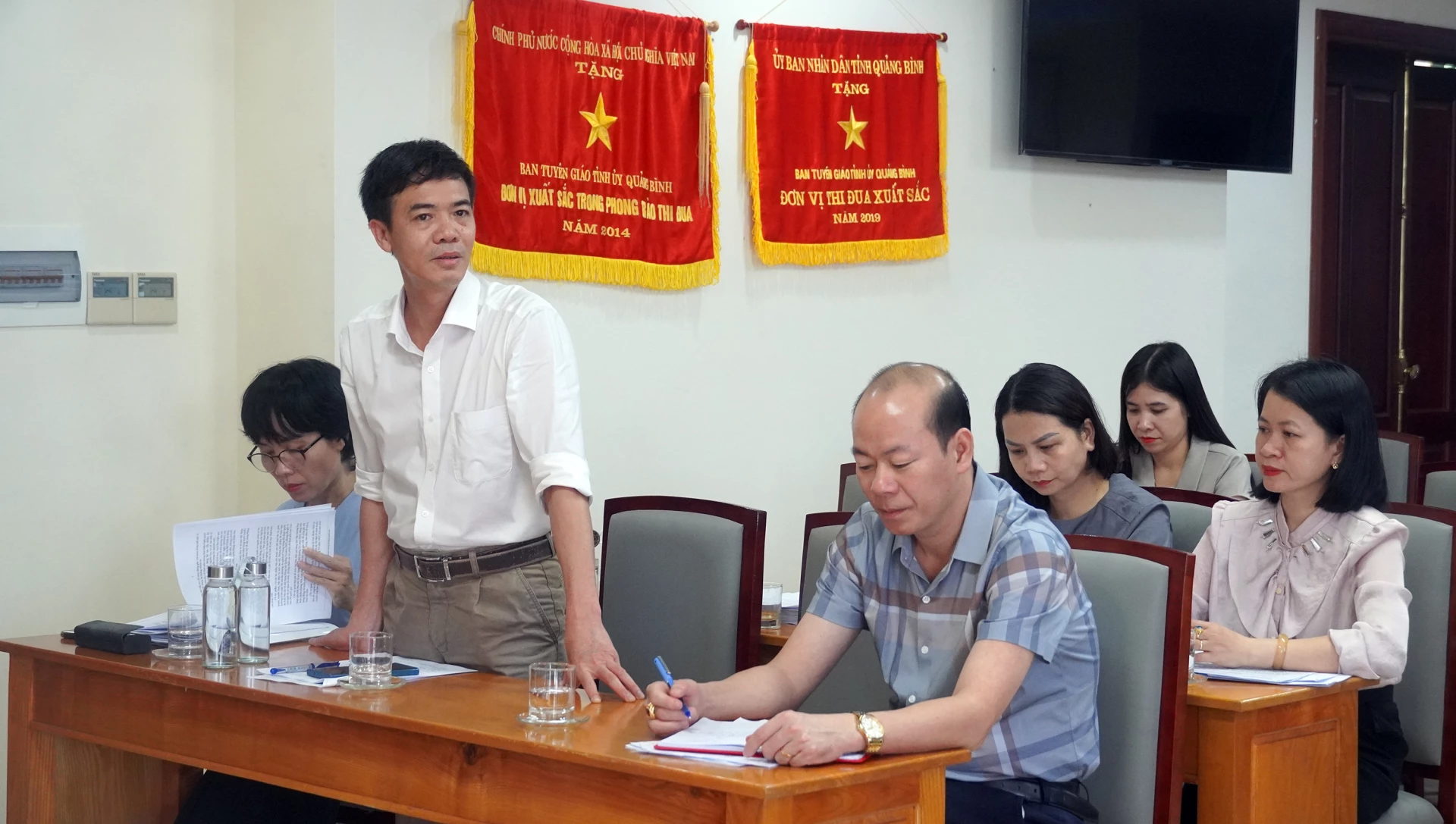 Đồng chí Cao Trường Sơn, Phó Tổng biên tập Báo và Phát thanh, Truyền hình Quảng Trị, thành viên Ban giám khảo thảo luận tại hội nghị - Ảnh: N.M