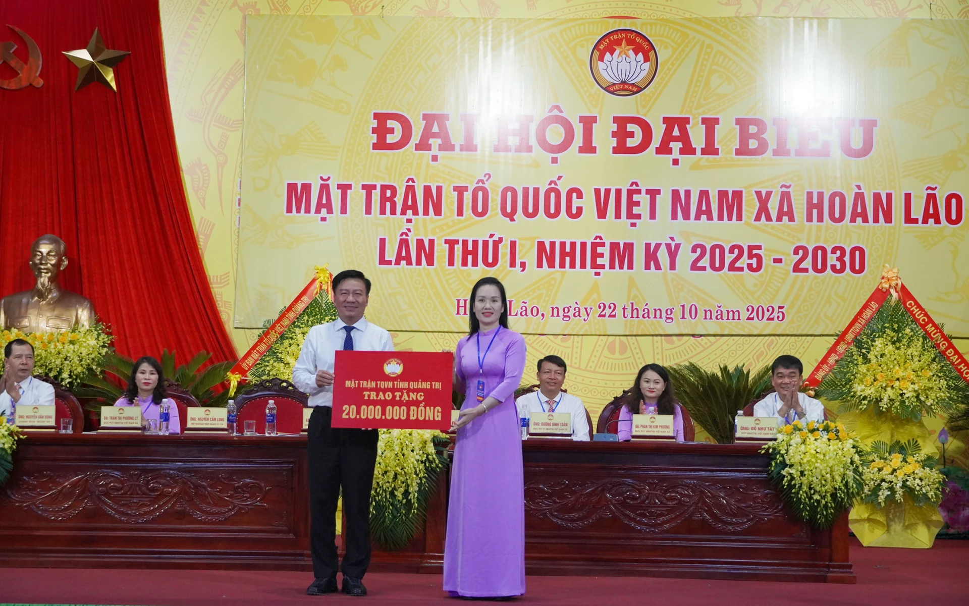 Trao quà hỗ trợ cho các hộ khó khăn trên địa bàn xã Hoàn Lão bị ảnh hưởng của bão số 10  - Ảnh: L.M