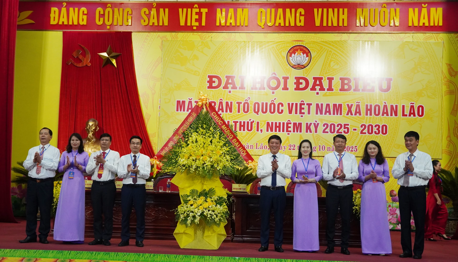 Lãnh đạo xã Hoàn lão tặng hoa chúc mừng đại hội - Ảnh: L.M 