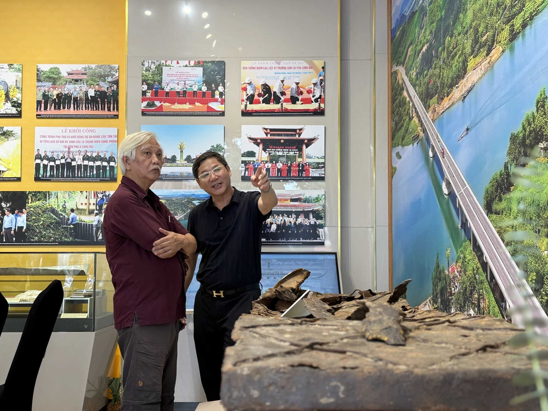 Nhà sử học Dương Trung Quốc tham quan di tích Bến phà II Long Đại-nơi hy sinh của 16 TNXP tại xã Trường Ninh - Ảnh: D.H