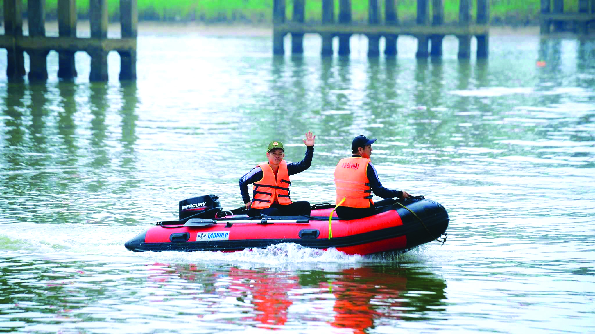 Anh Mậu Tuấn (người cầm loa) là “thủ lĩnh” của Đội Cano tình nguyện 0 đồng Quảng Trị - Ảnh: Đ.V
