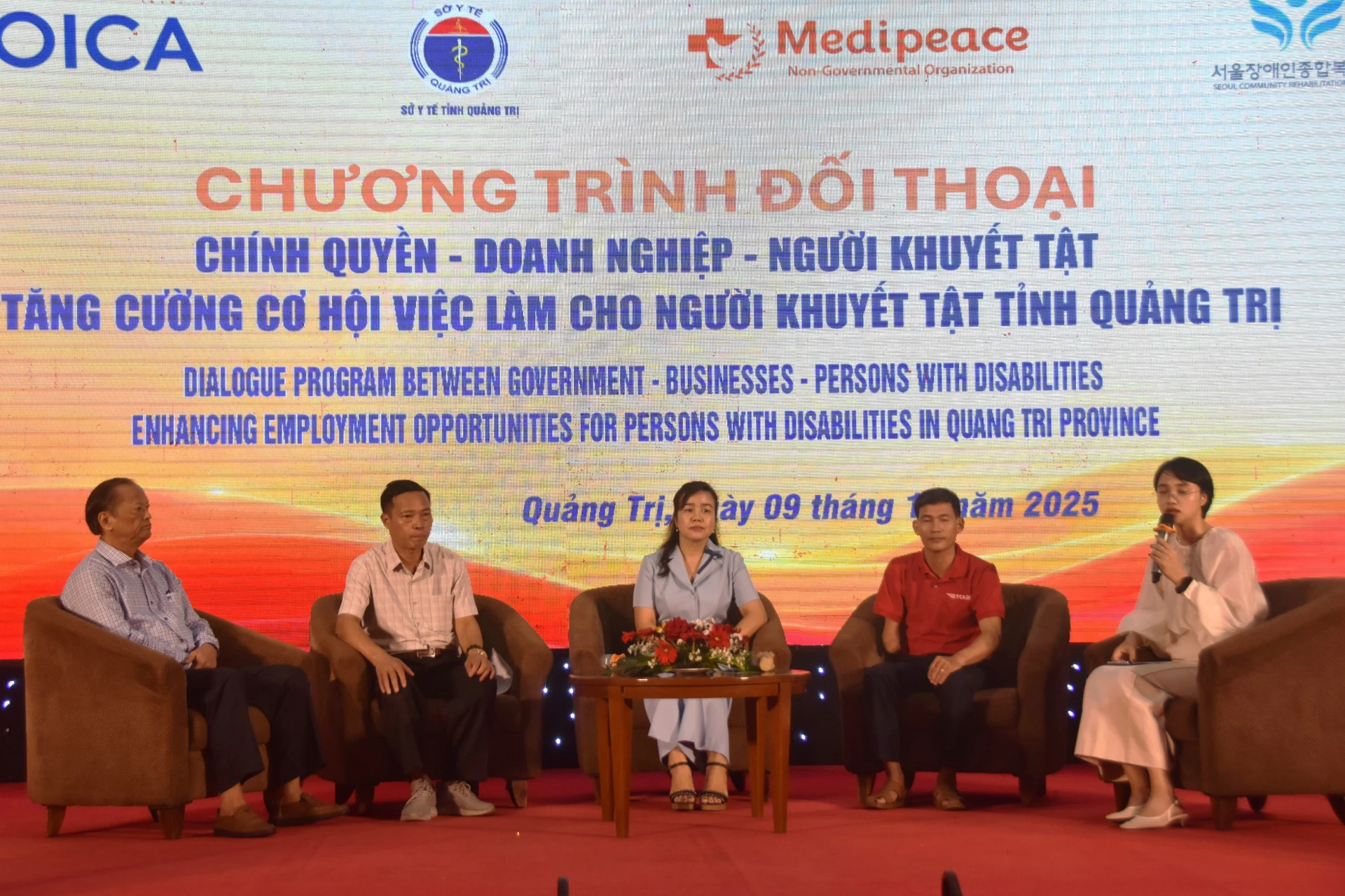 Đại diện doanh nghiệp, người khuyết tật và tổ chức hỗ trợ người khuyết tật đối thoại trao đổi về cơ hội việc làm, nhu cầu tuyển dụng - Ảnh: ĐV