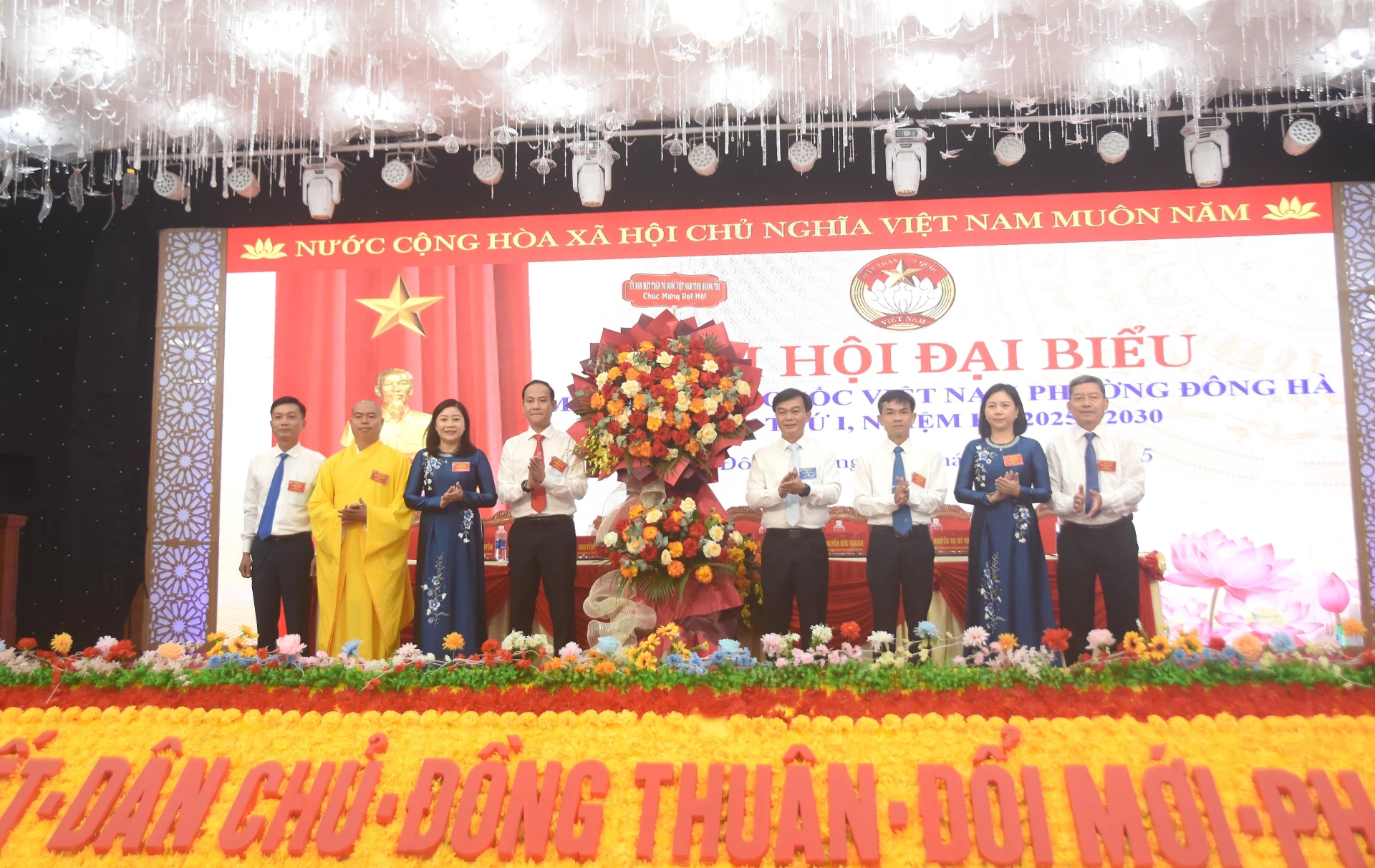 Đồng chí Nguyễn Chiến Thắng, Phó Bí thư Tỉnh ủy, Chủ tịch Ủy ban MTTQ Việt Nam tỉnh, Phó Chủ tịch Thường trực HĐND tỉnh tặng hoa chúc mừng đại hội - Ảnh: ĐV