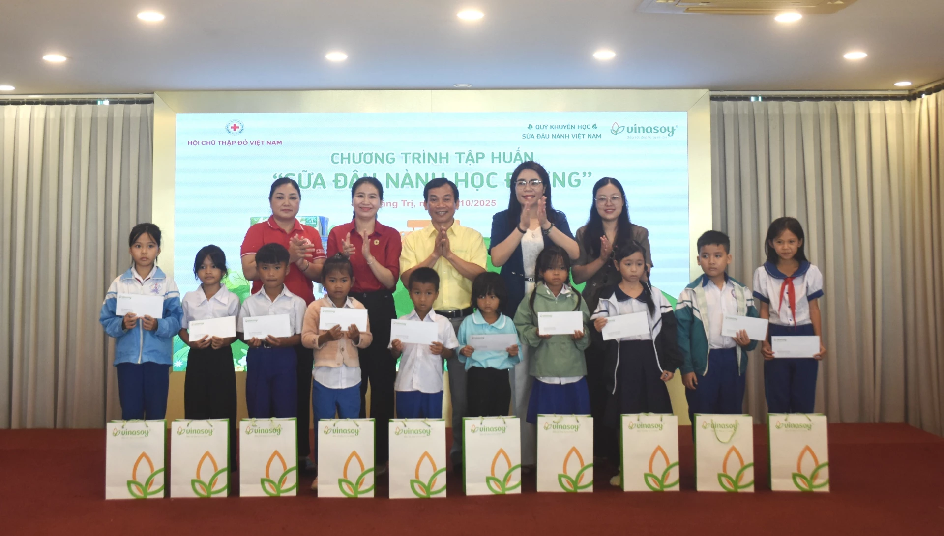 Trao học bổng cho học sinh nghèo, học giỏi tại các trường học được hưởng lợi - Ảnh: ĐV