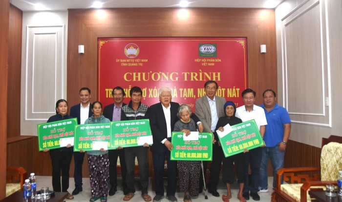 Trao 300 triệu đồng xóa nhà tạm, nhà dột nát cho hộ nghèo