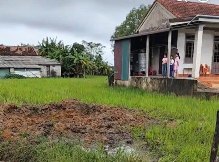 Nam Cửa Việt: Hố sâu xuất hiện trên ruộng lúa sau tiếng nổ lớn