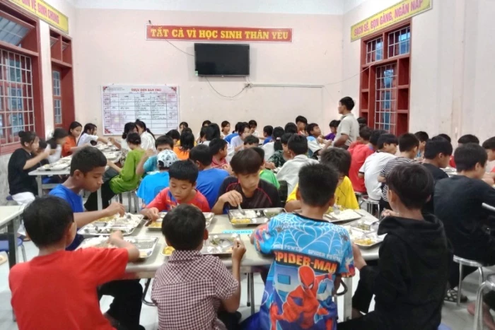Giúp học sinh vùng cao vững tin theo ước mơ con chữ