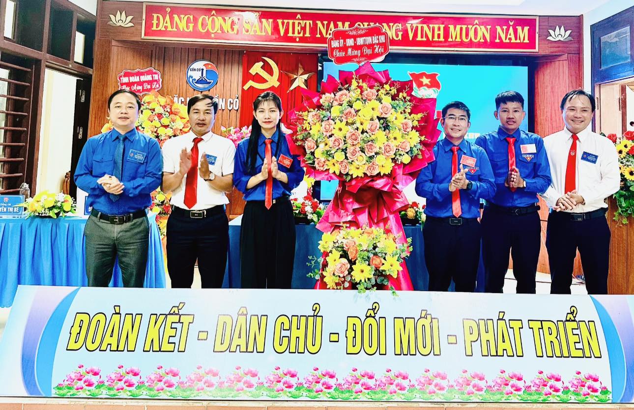 Trao tặng hoa của Đảng ủy, UBND, Ủy ban MTTQ Việt Nam đặc khu Cồn Cỏ chúc mừng đại hội - Ảnh: ĐV