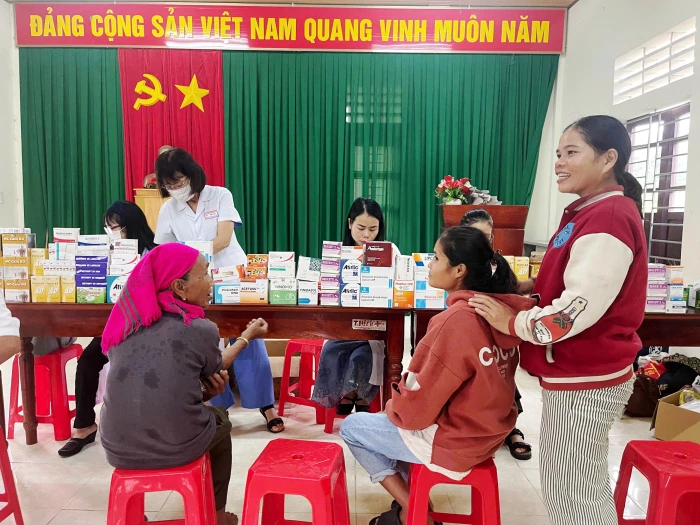 Tặng quà, khám bệnh miễn phí cho hàng trăm người dân thôn Xa Vi