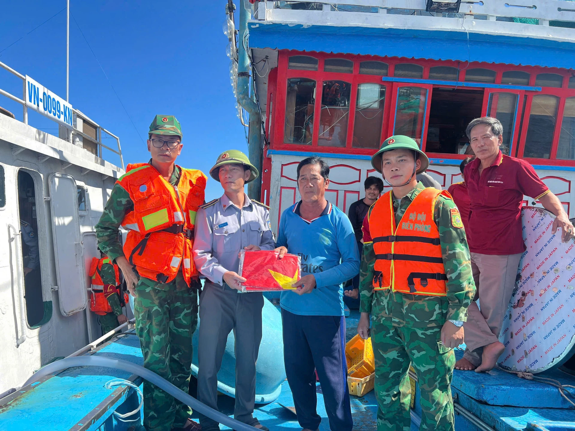 Đồn Biên phòng Cồn Cỏ trao tặng cờ Tổ quốc cho ngư dân - Ảnh: Đ.V