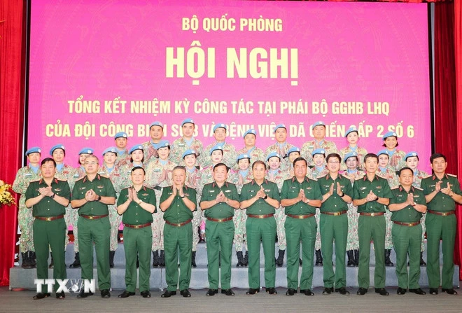 Thượng tướng Hoàng Xuân Chiến cùng lãnh đạo các cơ quan Bộ Quốc phòng và các quân nhân Bệnh viện dã chiến cấp 2 số 6 và Đội Công binh số 3. (Ảnh: Trọng Đức/TTXVN)