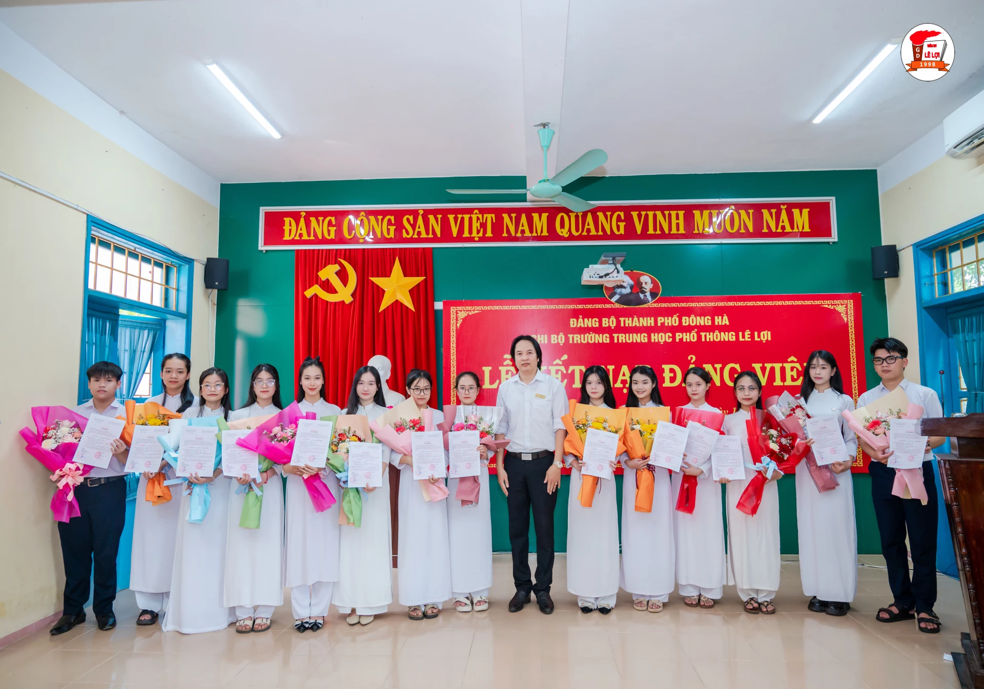 Lễ kết nạp Đảng viên tuổi 18