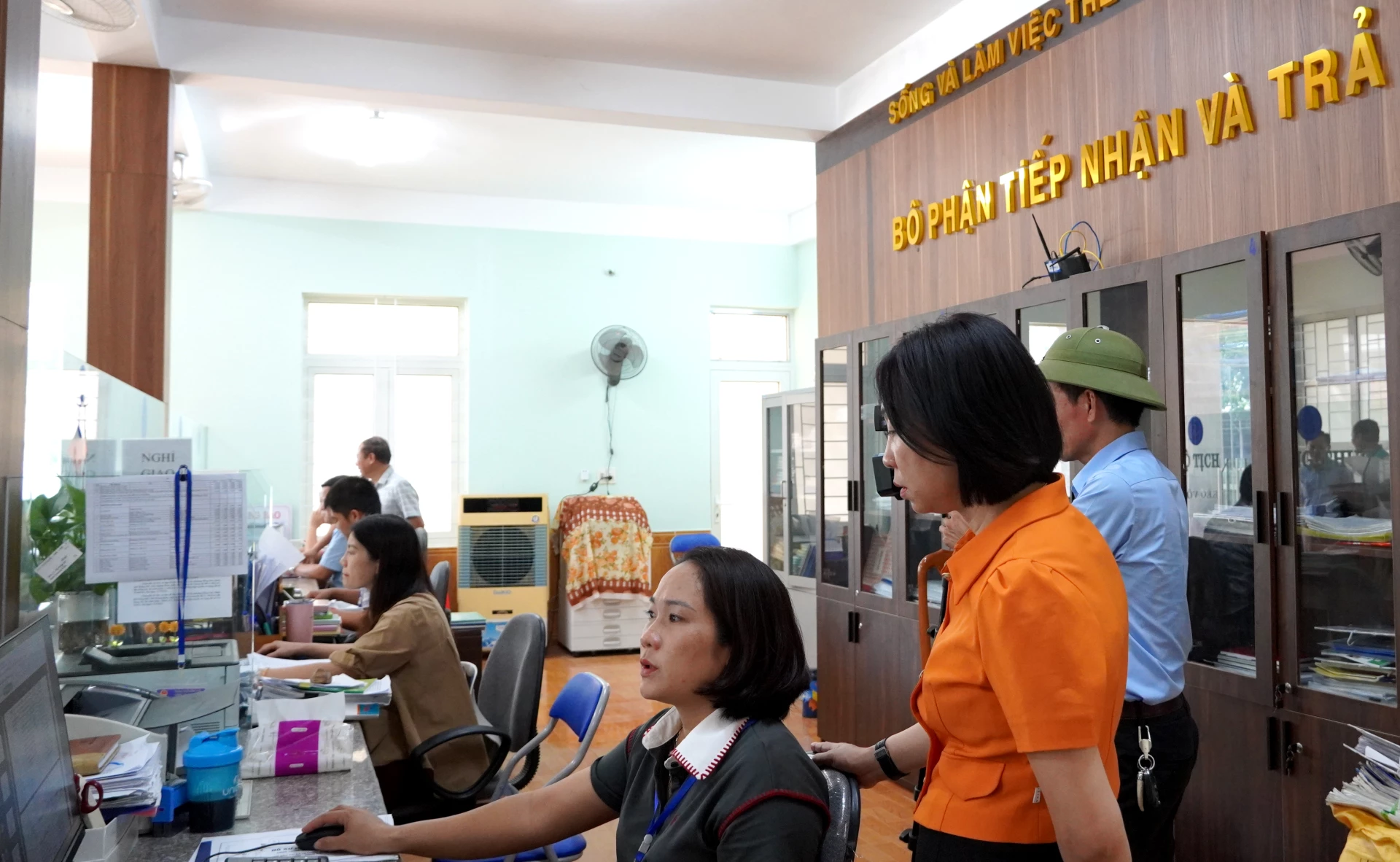 Đảng ủy phường Đồng Sơn yêu cầu UBND phường cần quan tâm đầu tư, nâng cao sự hài lòng của người dân và tổ chức khi đến giao dịch. Ảnh: H.Tr.