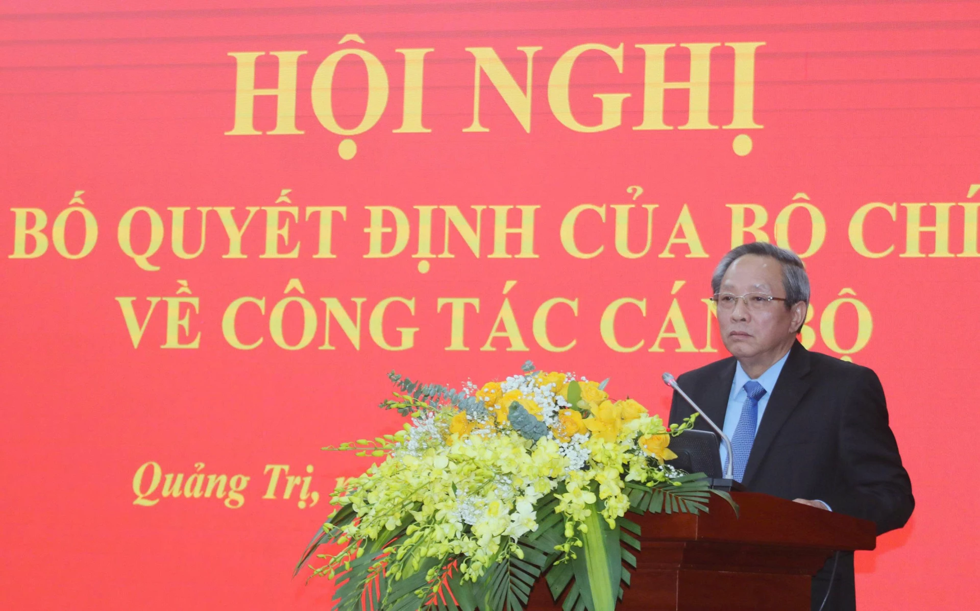 Đồng chí Hoàng Đăng Quang, Phó Trưởng Ban Thường trực Ban Tổ chức Trung ương công bố Quyết định của Bộ Chính trị về công tác cán bộ - Ảnh: XP