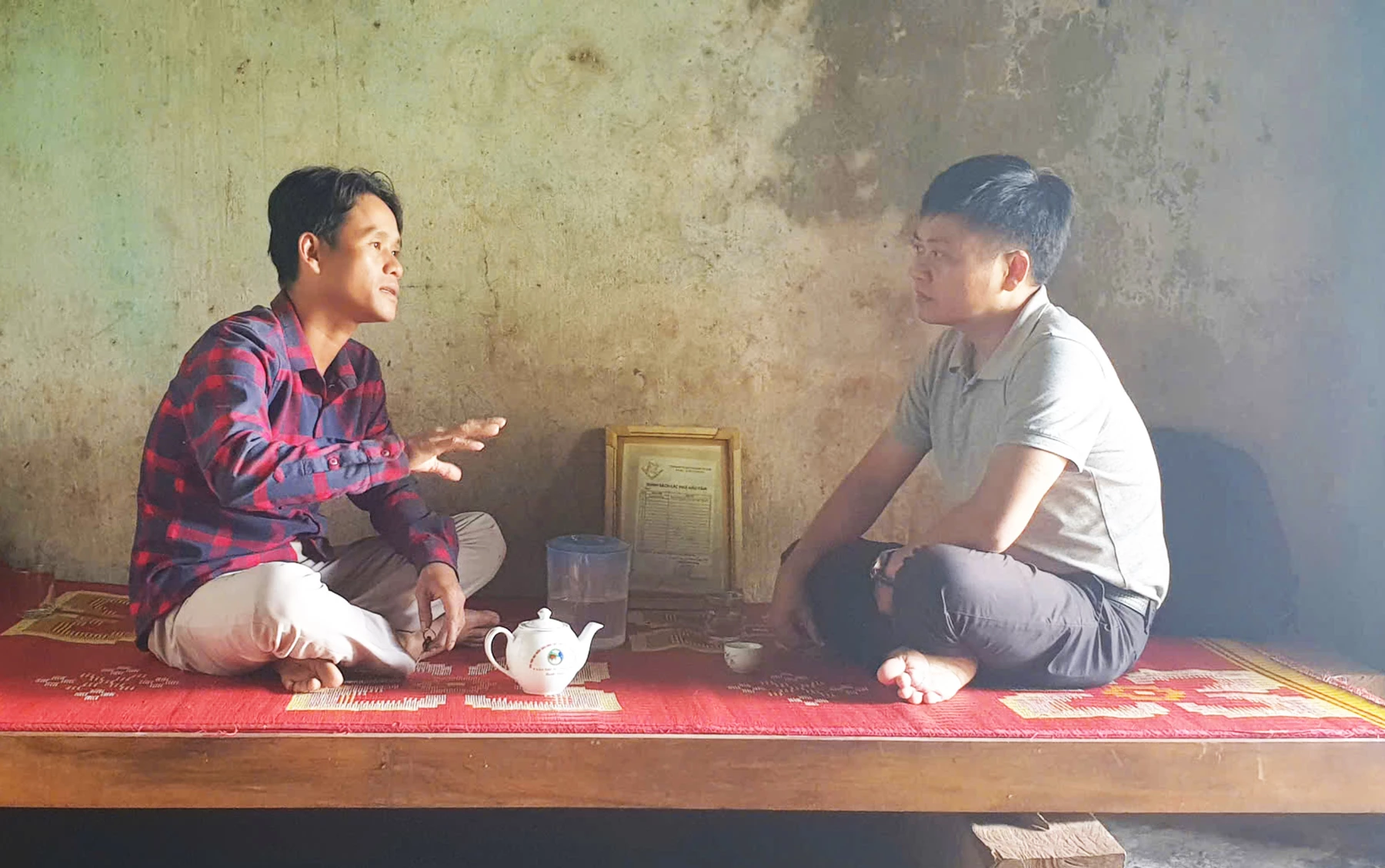 Hồ Văn Hư (bên trái) chia sẻ giấc mơ làm giàu với phóng viên- Ảnh: Q.H