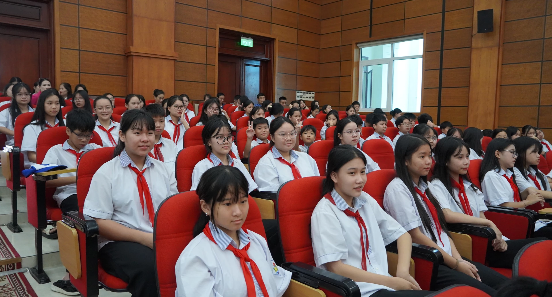 Đông đảo học sinh tham dự. Ảnh: H.Tr.