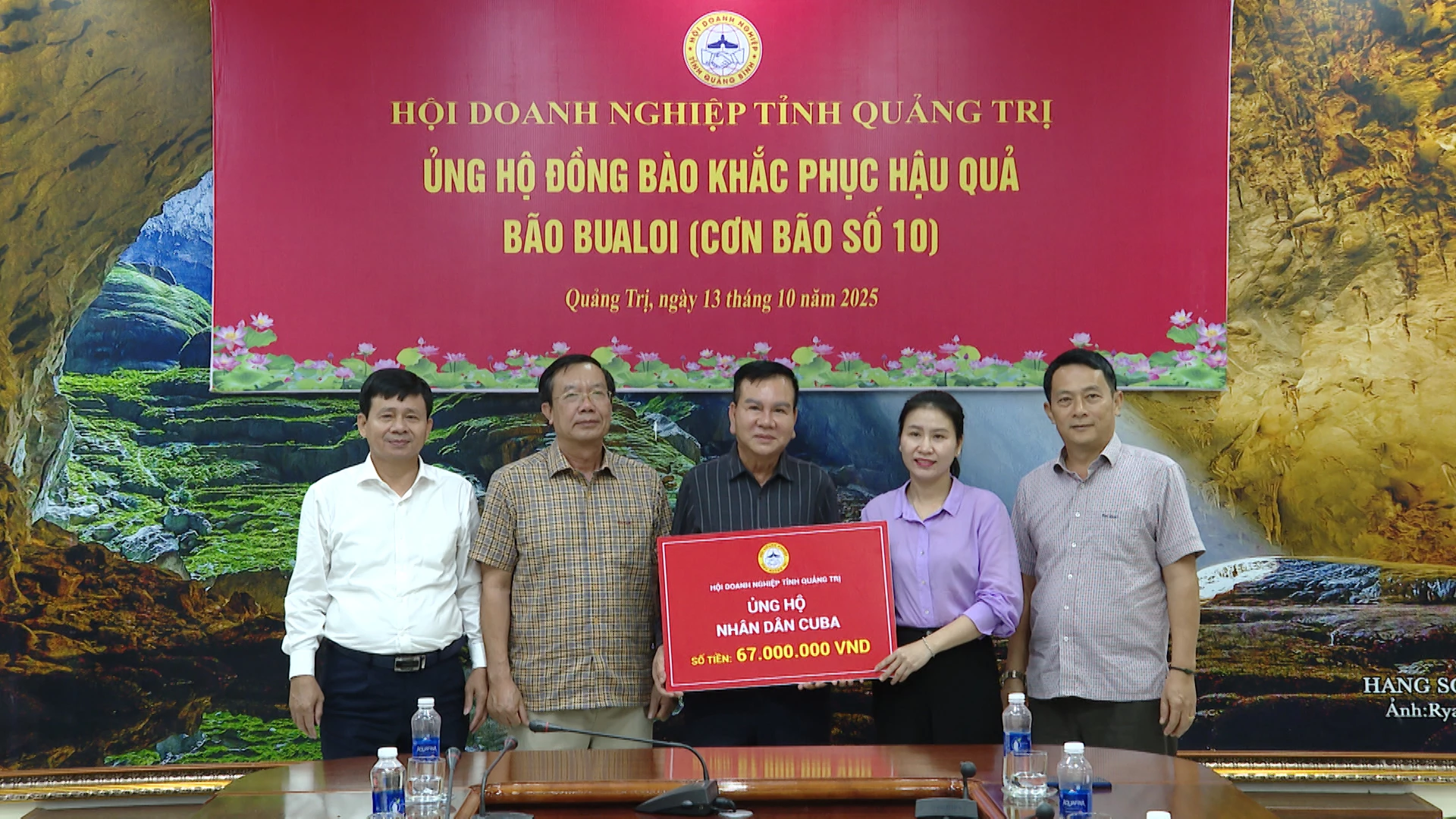 Hội Chữ thập đỏ tỉnh tiếp nhận ủng hộ của Hội Doanh nghiệp tỉnh Quảng Trị ủng hộ nhân dân Cuba - Ảnh: H.L