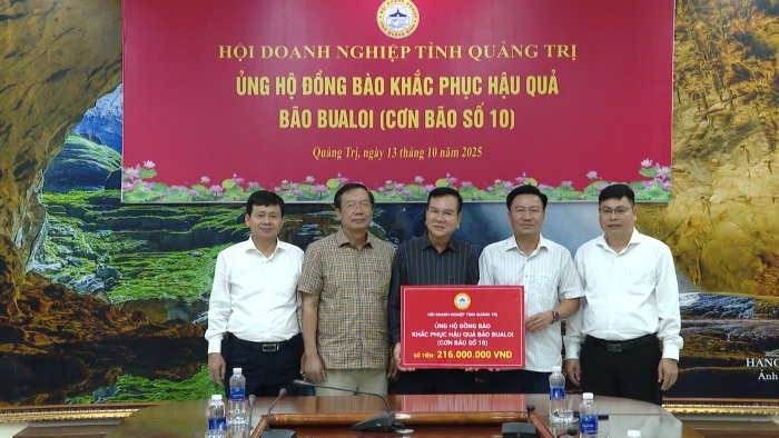 Hội Doanh nghiệp tỉnh Quảng Trị trao ủng hộ đồng bào khắc phục hậu quả bão lũ và Nhân dân Cuba