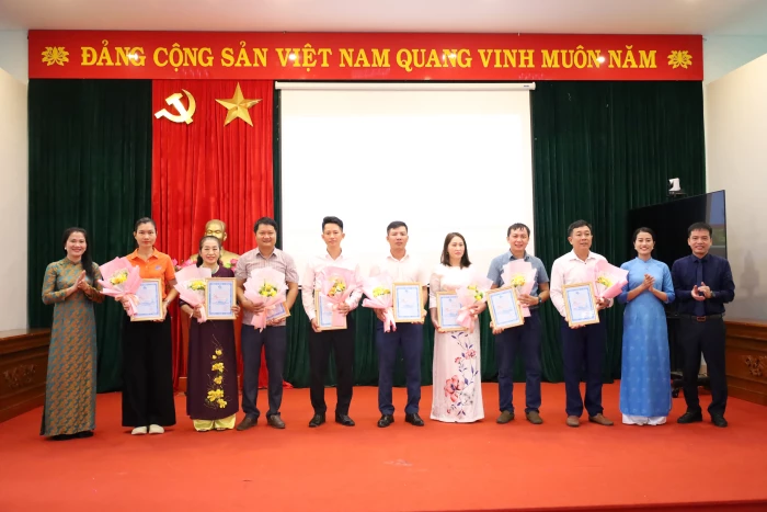 Lan tỏa yêu thương từ chương trình “Mẹ đỡ đầu” tại xã Cam Hồng