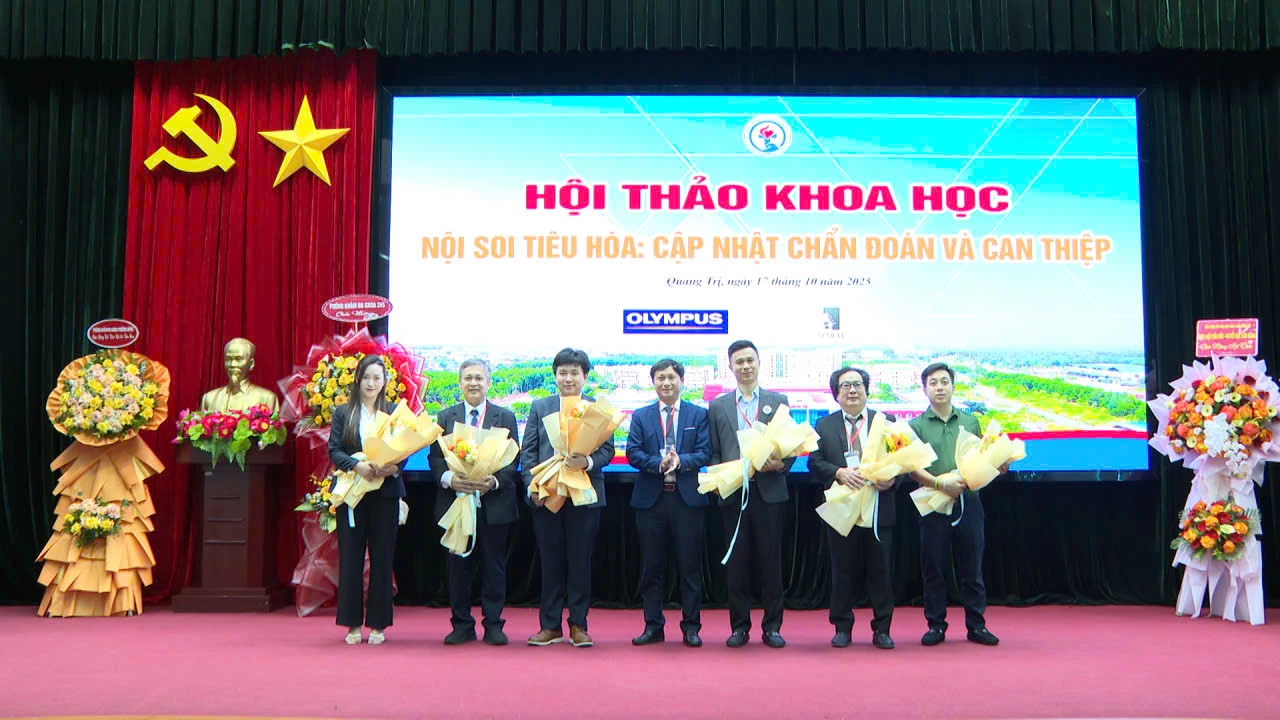 Lãnh đạo Bệnh viện Đa khoa tỉnh Quảng Trị tặng hoa cho các đại biểu tham gia hội thảo - Ảnh: QN