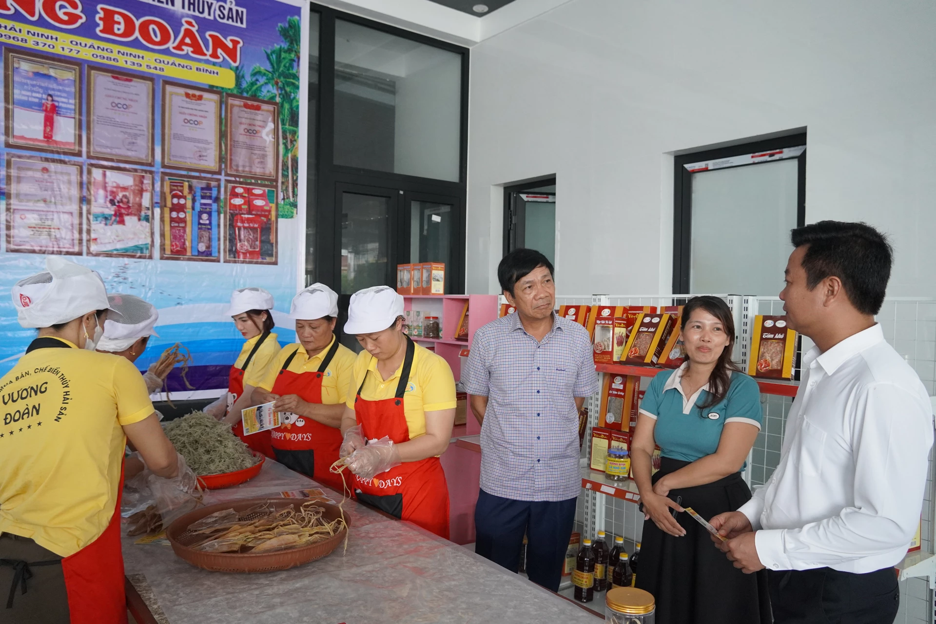 Hợp tác xã sản xuất, mua bán, chế biến thủy hải sản Vương Đoàn góp phần nâng cao giá trị thủy hải sản cho ngư dân - Ảnh: P.P