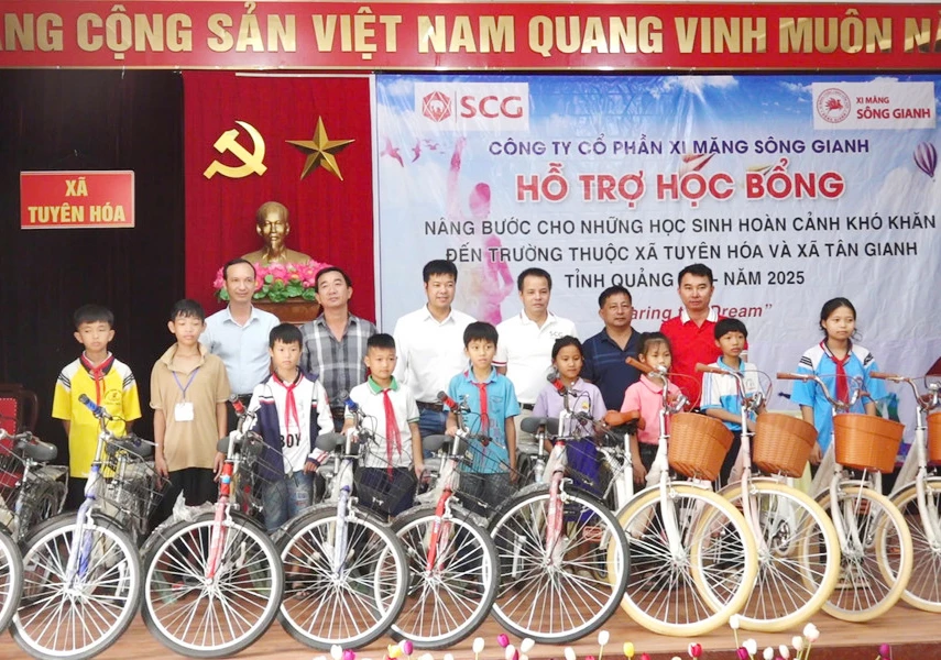 Báo Giáo dục &Thời đại trao 10 chiếc xe đạp đến các em học sinh tại chương trình - Ảnh: X.V