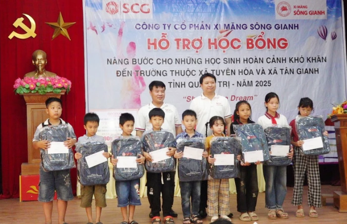 Trao 60 suất học bổng cho học sinh hoàn cảnh khó khăn