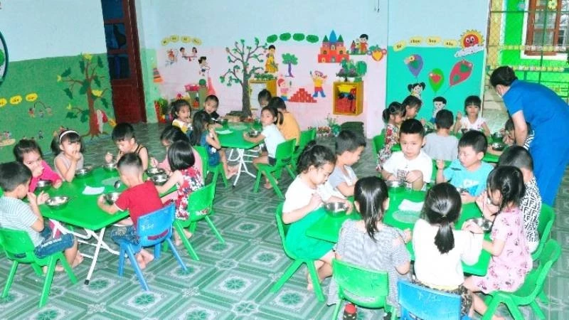 Các trường mần non ở Quảng Trị luôn chăm chút từng bữa ăn cho các cháu đủ lượng và chất. (Ảnh minh họa)