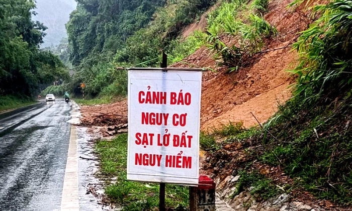 Toàn tỉnh có hàng chục điểm sạt lở, ngập lụt do mưa lớn