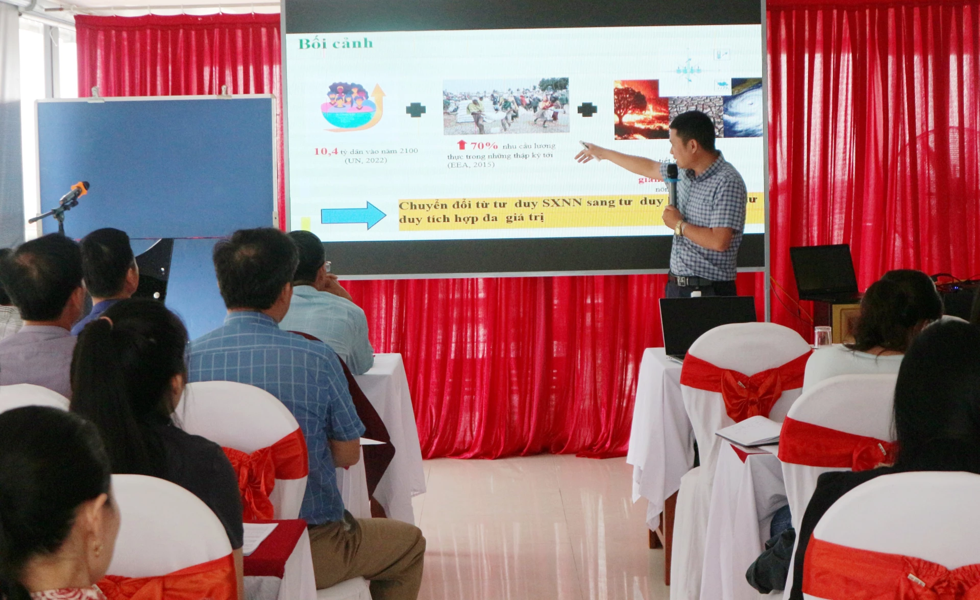 Quang cảnh lớp tập huấn ứng dụng công nghệ số trong hoạt động khuyến nông. Ảnh: T.Hoa