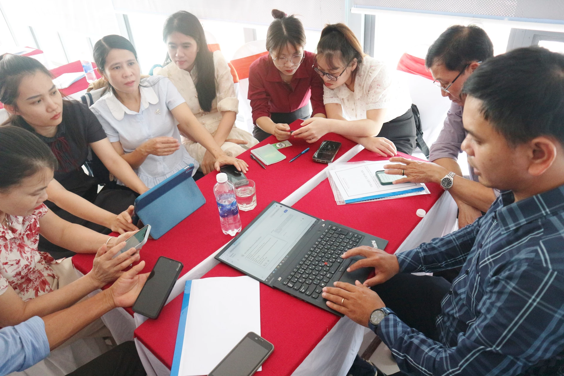 Các học viên thực hành trên một số công cụ AI tại lớp tập huấn. Ảnh: T.Hoa.
