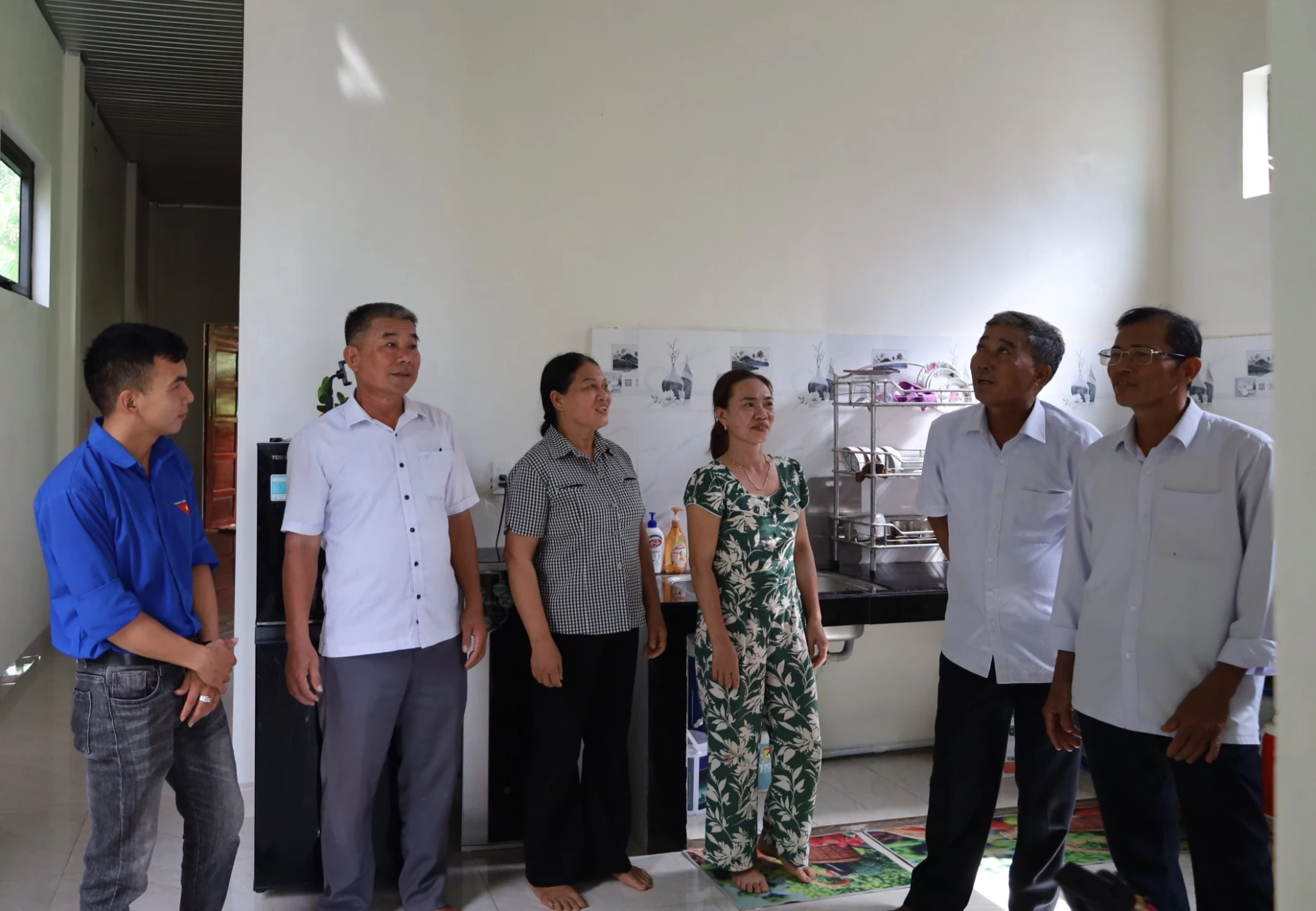 Đại diện Ban công tác Mặt trận và các tổ chức, đoàn thể thôn Bến Hải, xã Bến Hải thăm hỏi, động viên gia đình hộ nghèo, được hỗ trợ xây dựng nhà đại đoàn kết - Ảnh: H.C