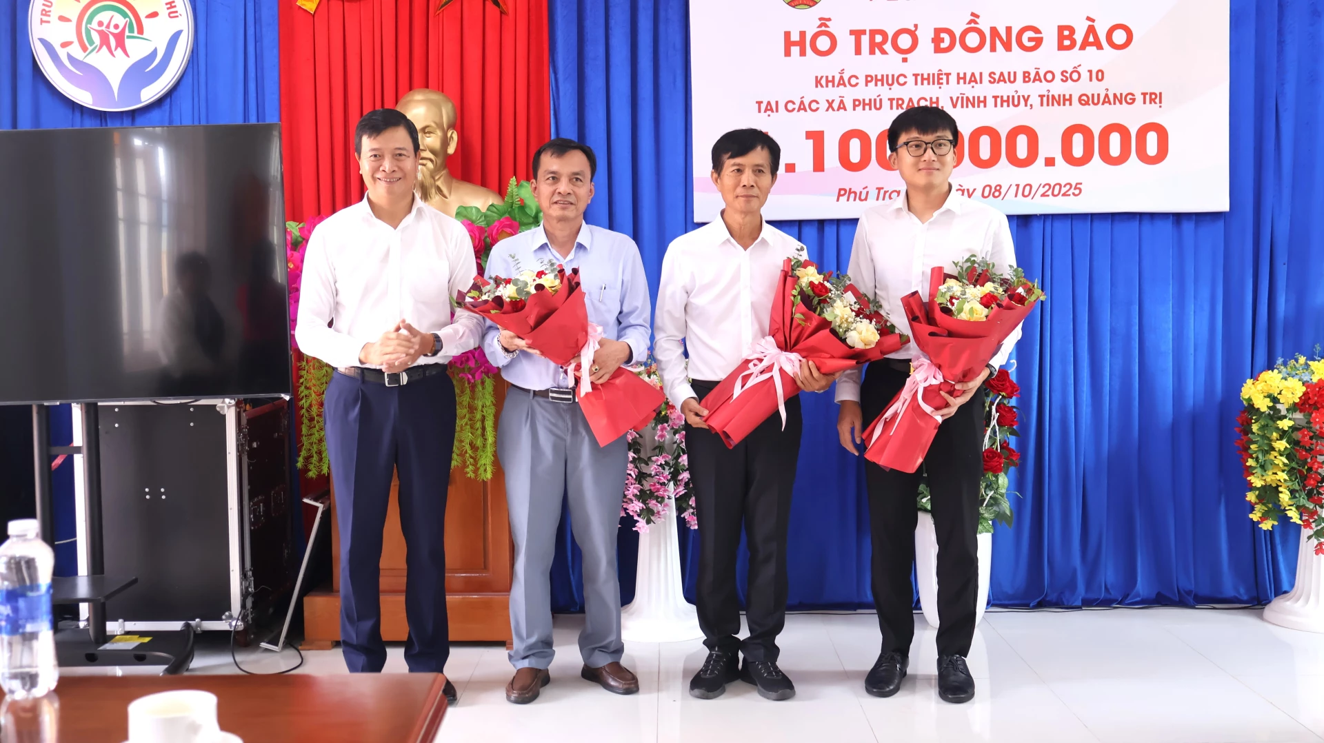 Lãnh đạo xã Phú Trạch cảm ơn nhà tài trợ - Ảnh: H.L