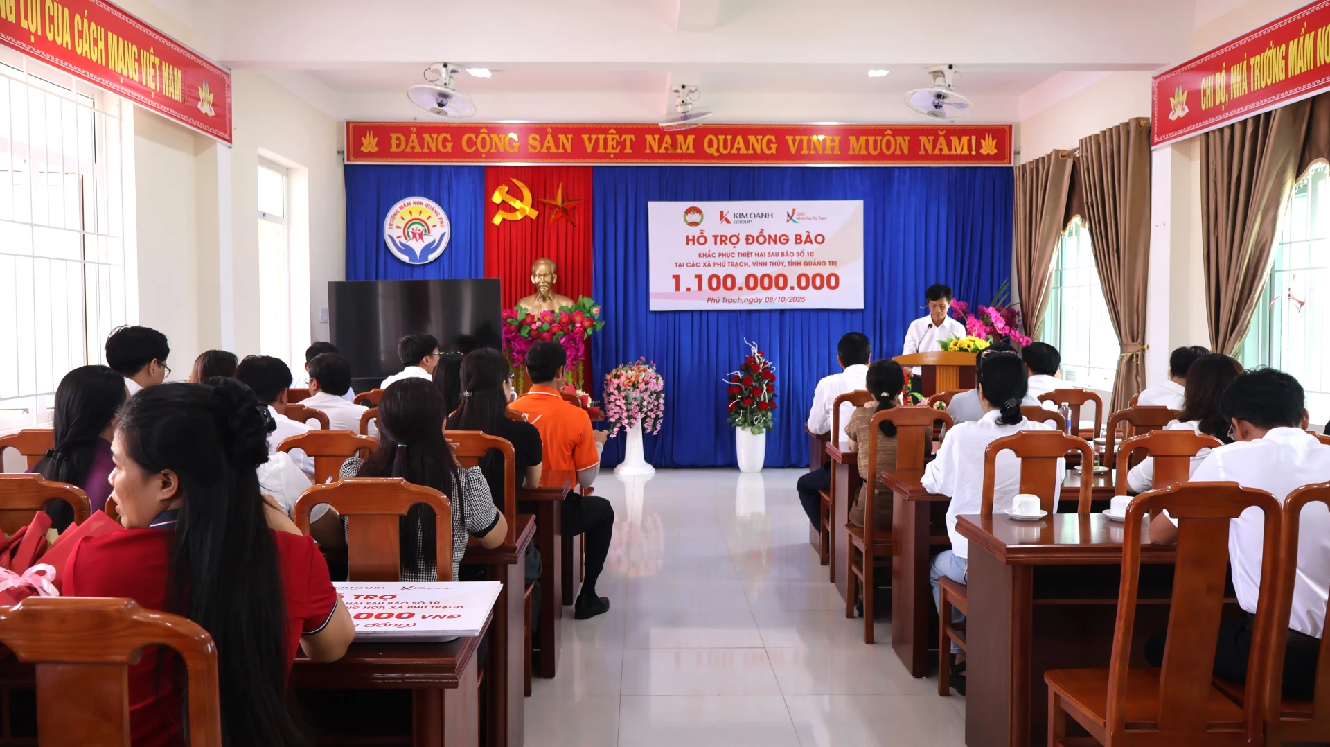 Toàn cảnh buổi trao quả tại xã Phú Trạch, tỉnh Quảng Trị - Ảnh: H.L