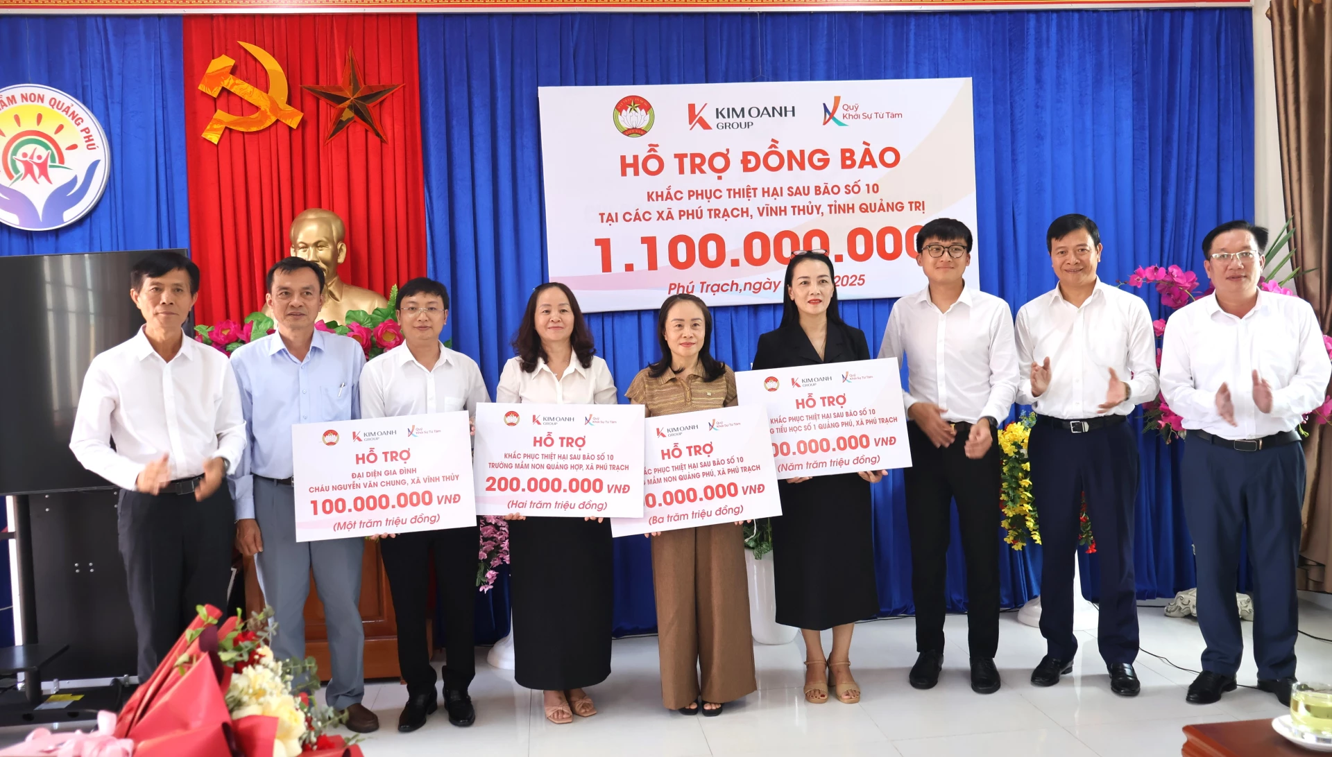 Ông Nguyễn Phú Đức, Thành viên Hội đồng quản trị Tập đoàn địa ốc Kim Oanh và ông Nguyễn Đức Liên, Chủ tịch danh dự Quỹ Khởi sự từ tâm trao quà hỗ trợ cho các trường học trên địa bàn xã Phú Trạch - Ảnh: H.L