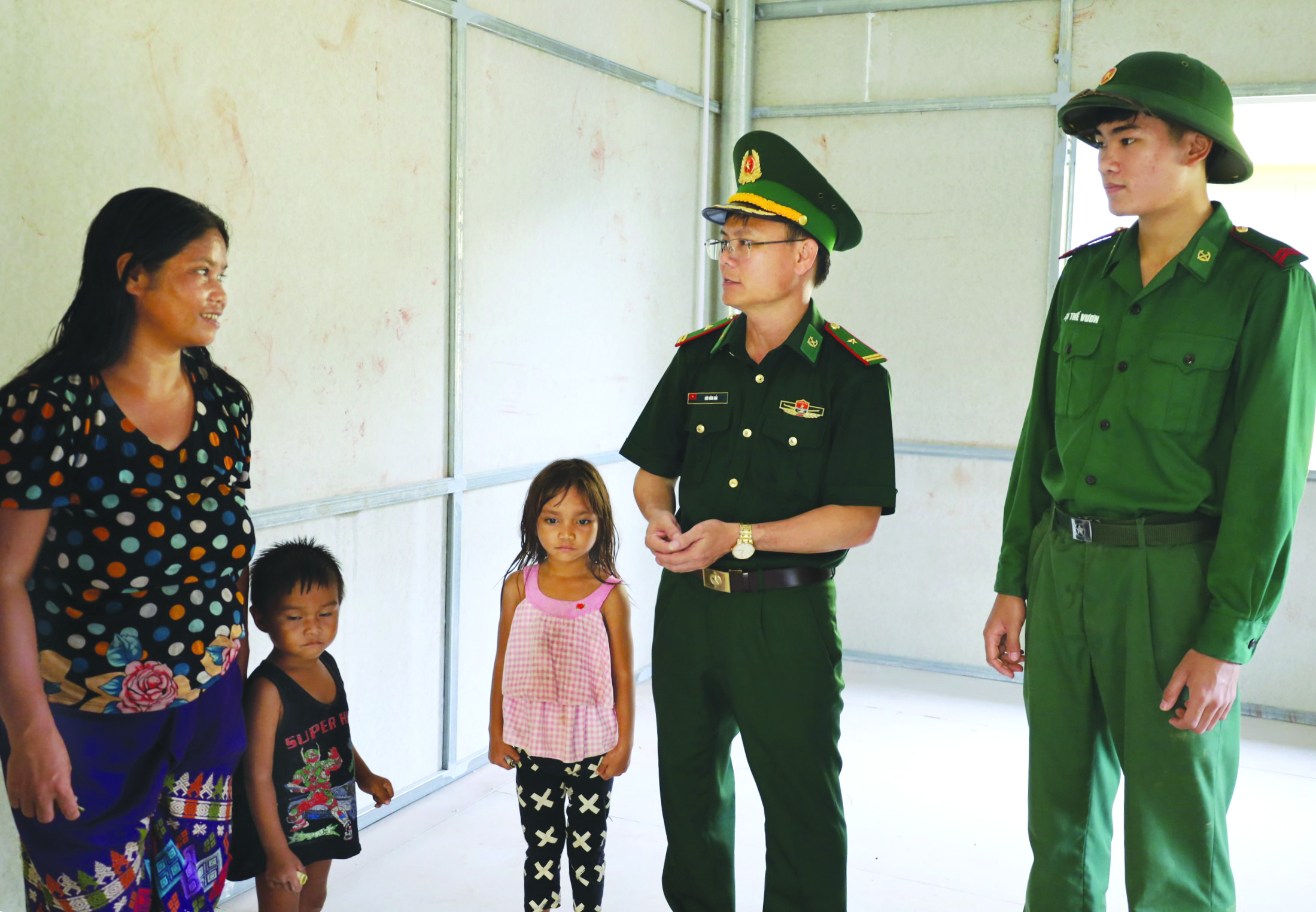 Cán bộ, chiến sĩ Đồn Biên phòng Cửa khẩu quốc tế Cha Lo tuyên truyền, vận động bà con phát triển kinh tế, xây dựng nếp sống mới nơi biên giới    - Ảnh: H.C