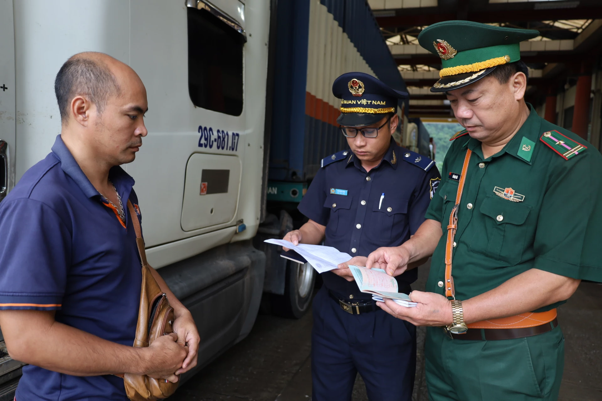 Lực lượng hải quan và biên phòng Cửa khẩu quốc tế Cha Lo phối hợp kiểm soát người, phương tiện qua cửa khẩu - Ảnh: H.C
