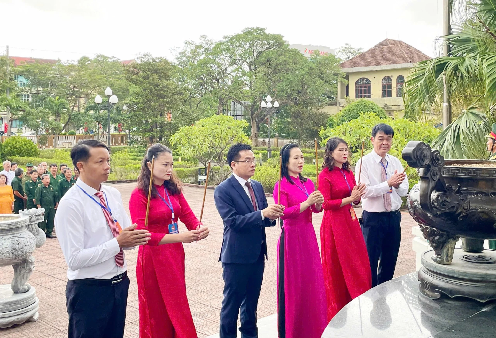 Trước đại hội, các đại biểu đã đến dâng hương tại Đền tưởng niệm các Anh hùng liệt sỹ xã Hoàn Lão - Ảnh: L.M