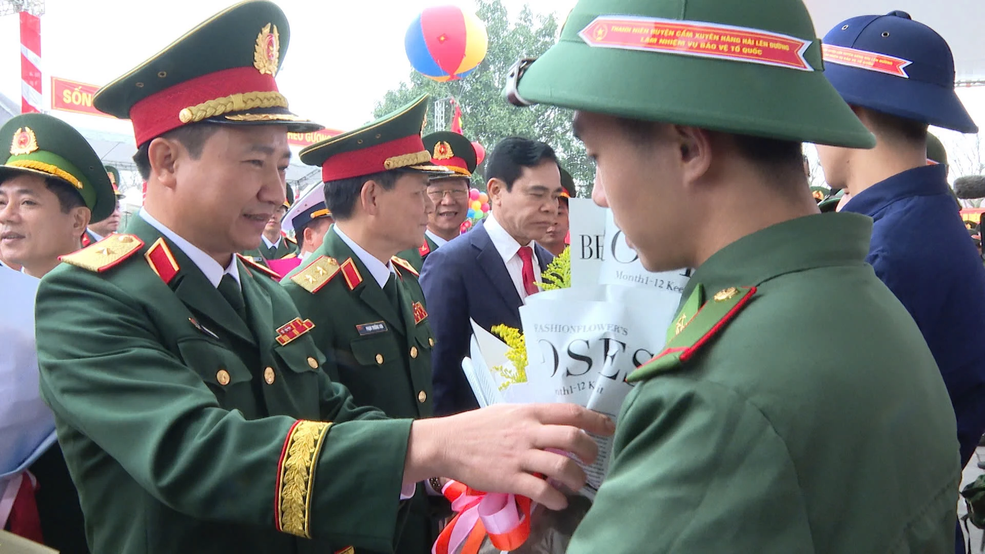 Thiếu tướng Đoàn Xuân Bường, Bí thư Đảng ủy, Chính ủy Quân khu IV động viên thanh niên Hà Tĩnh lên đường nhập ngũ.