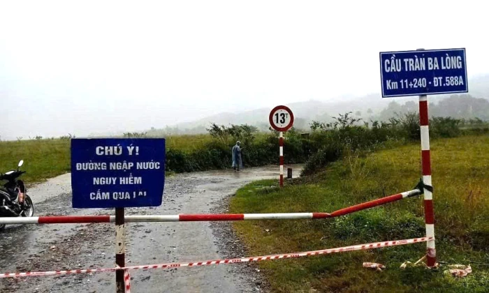 Nhiều tuyến đường giao thông bị chia cắt, sạt lở