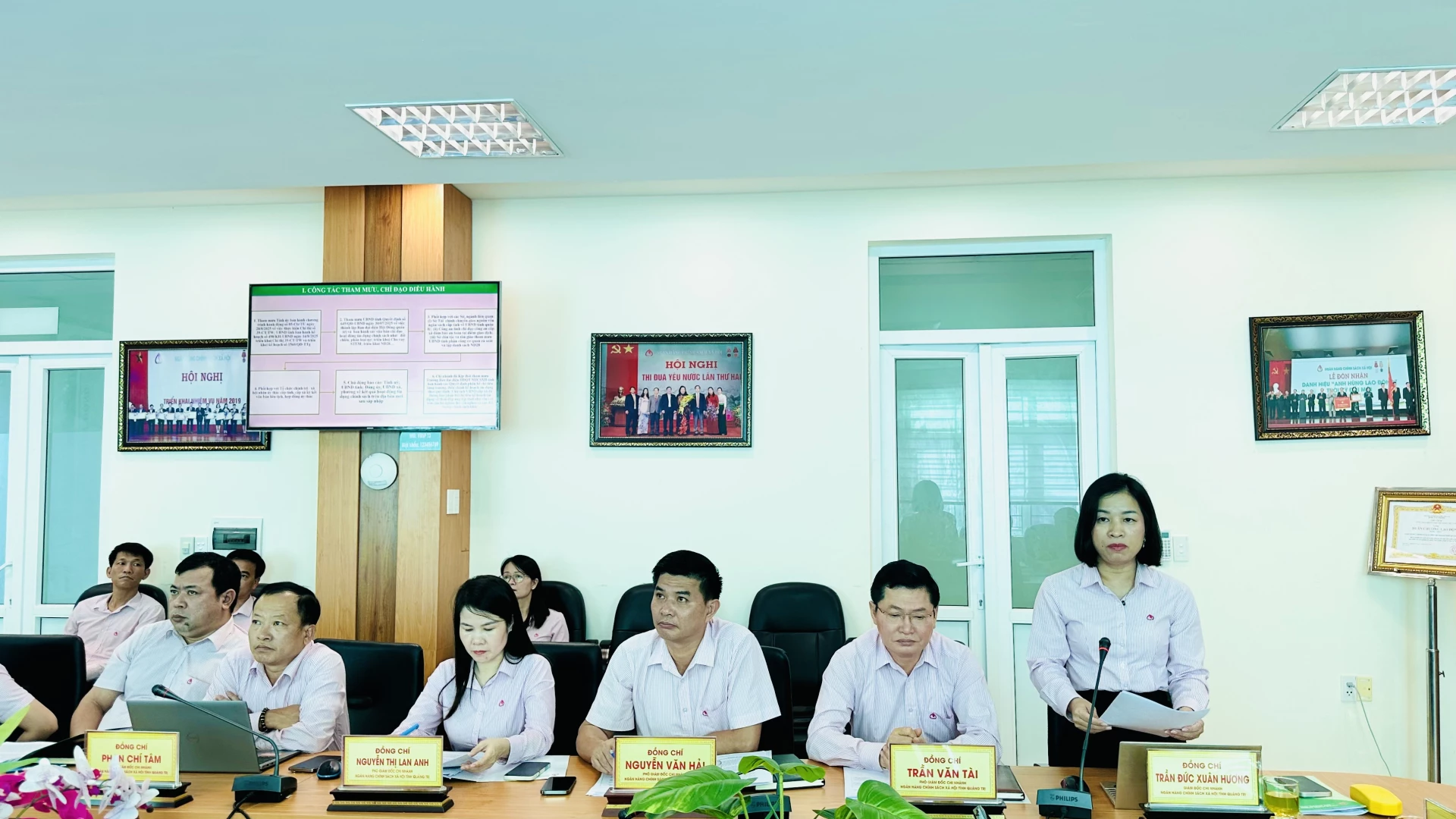 Đại diện lãnh đạo NHCSXH tỉnh báo cáo kết quả hoạt động 9 tháng đầu năm 2025. Ảnh: B.N