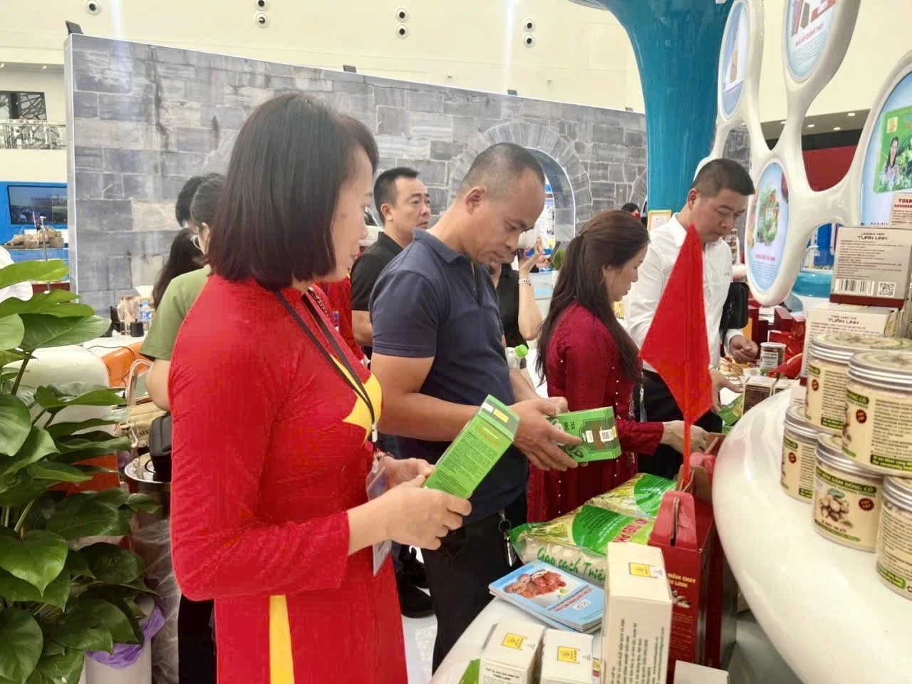 Gian hàng OCOP tỉnh Quảng Trị thu hút nhiều lượt khách tham quan, mua sắm- Ảnh: Đ.V