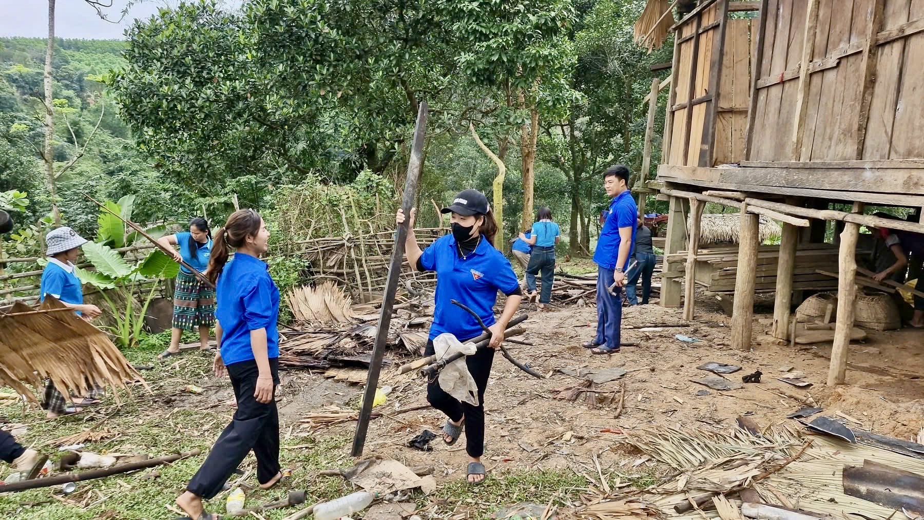 Đoàn viên, thanh niên hỗ trợ xóa nhà tạm, nhà dột nát cho người dân xã Dân Hóa.