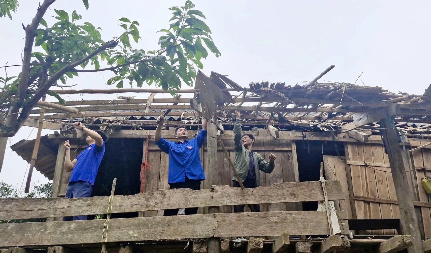 Phong trào Chung tay xóa nhà tạm, nhà dột nát khơi dậy ý thức, trách nhiệm và lòng nhân ái trong mỗi đoàn viên, thanh niên- Ảnh: T.A