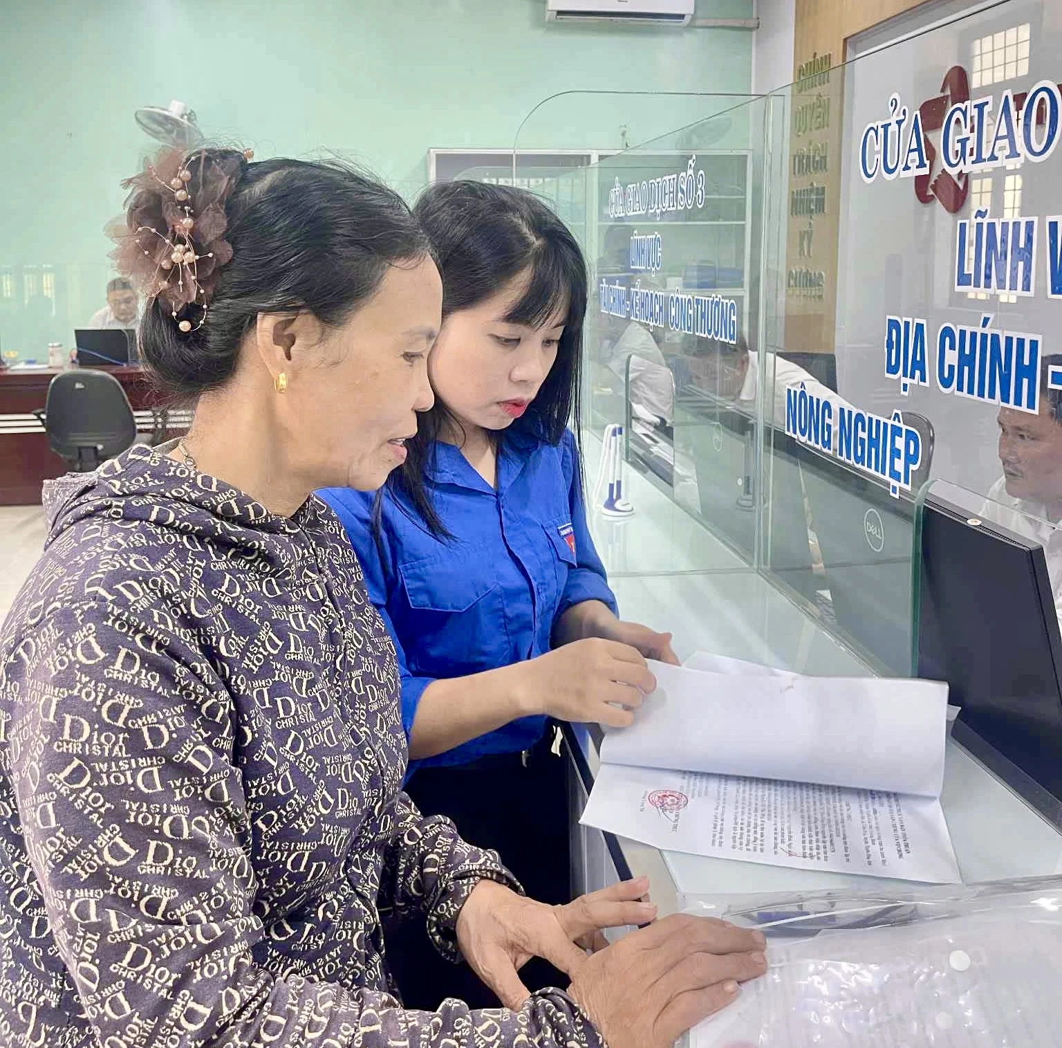 Đoàn viên, thanh niên hỗ trợ người dân khi đến làm thủ tục tại Trung tâm Phục vụ hành chính công xã Tuyên Hóa - Ảnh: T.A